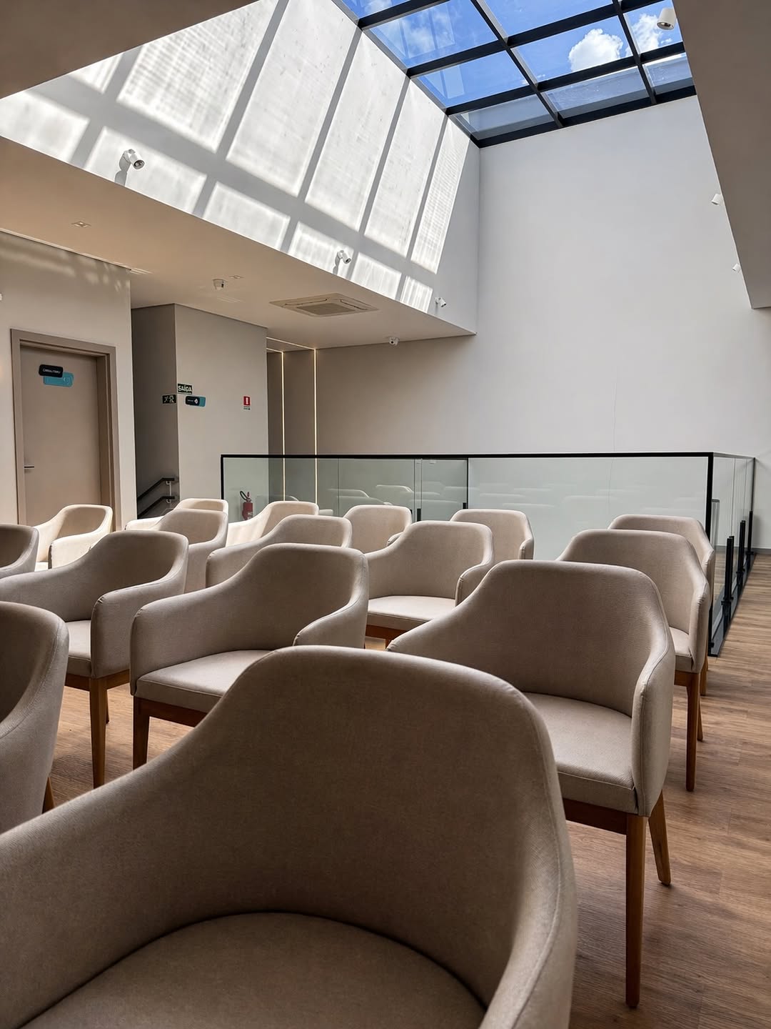Sala de espera iluminada da clínica