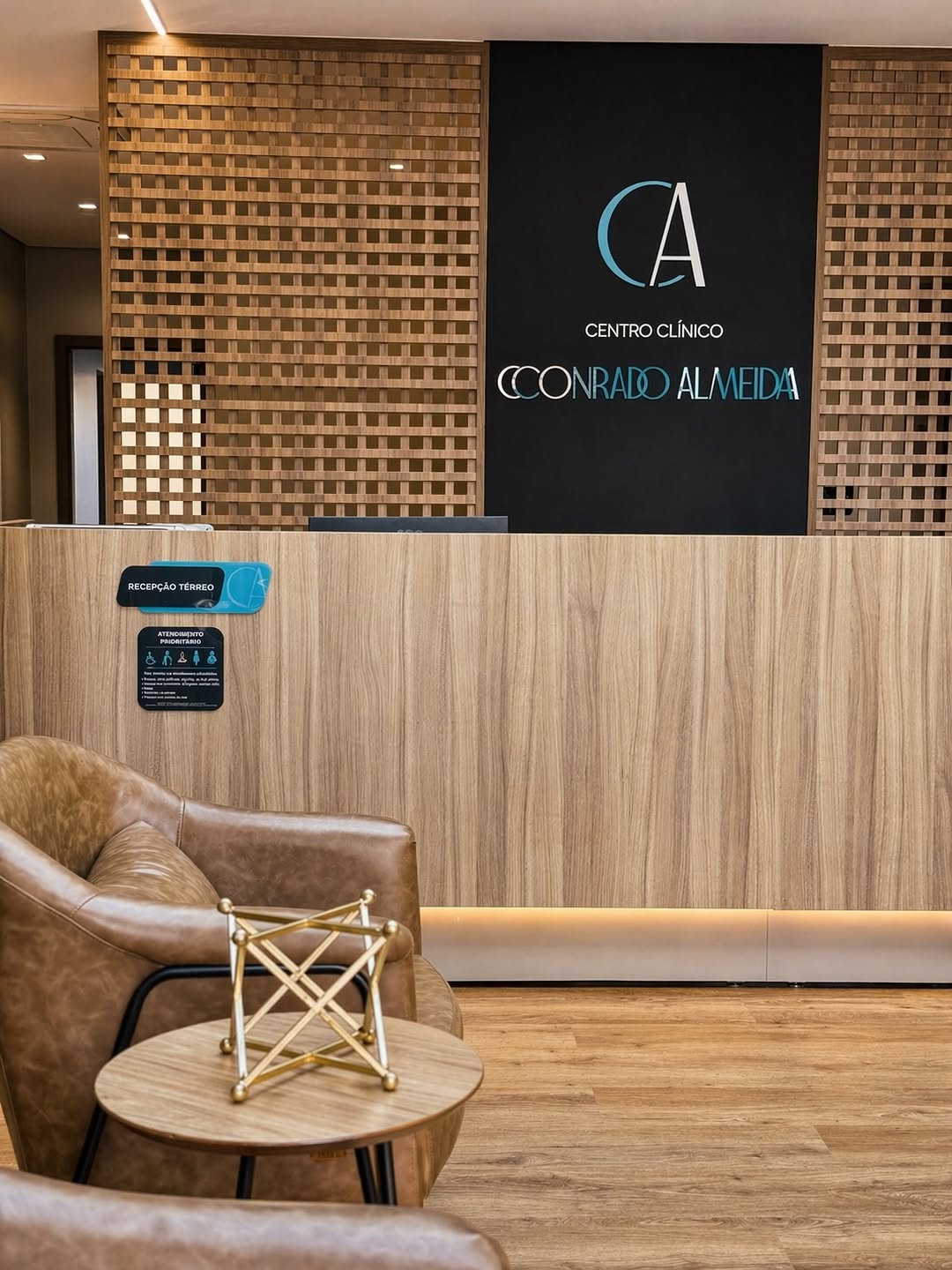 Recepção com painel da Clínica Conrado Almeida