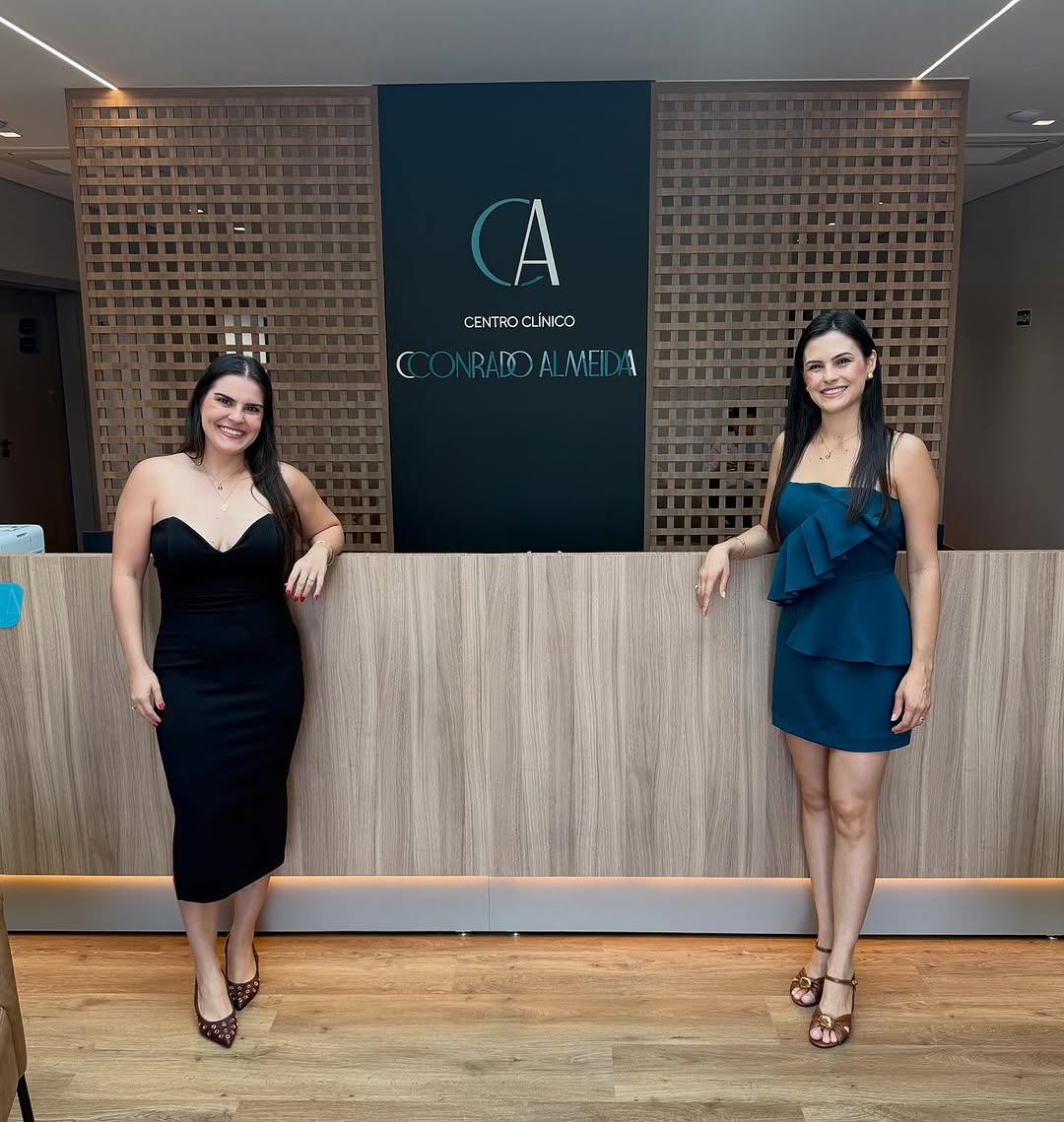 Ana Cecília Conrado e Isabella Conrado na recepção da Clínica Conrado Almeida